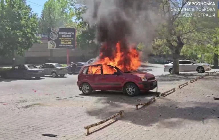 Військові РФ вдарили дроном по центру Херсона: є поранені