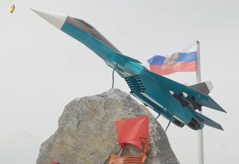 На лівобережжі Херсонщини окупанти встановили монумент російським льотчикам, які воювали проти України