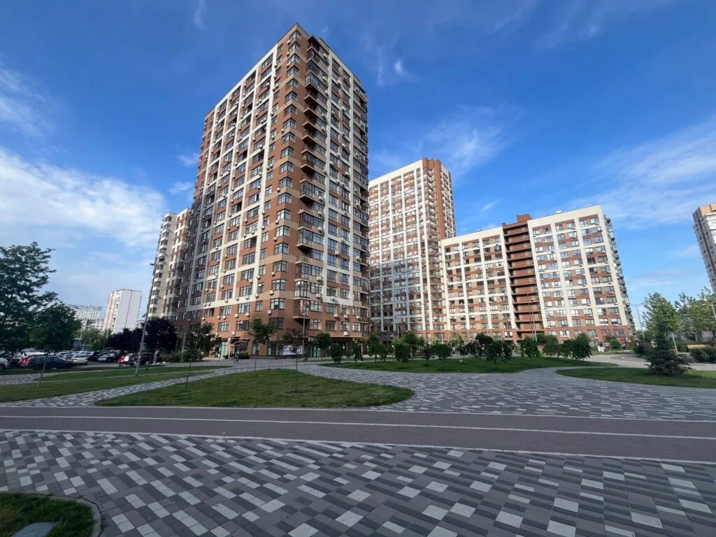 Херсонці купили родині Романа Мрочка палац під Києвом_11