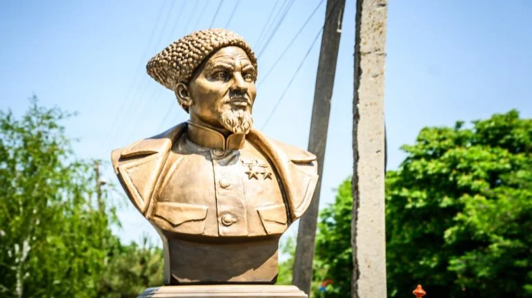 Окупанти відкрили у Генічеську пам’ятник радянському командиру Ковпаку