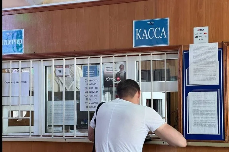 Пандуси і шлагбаум – окупанти стверджують, що оновили автостанцію у Генічеську