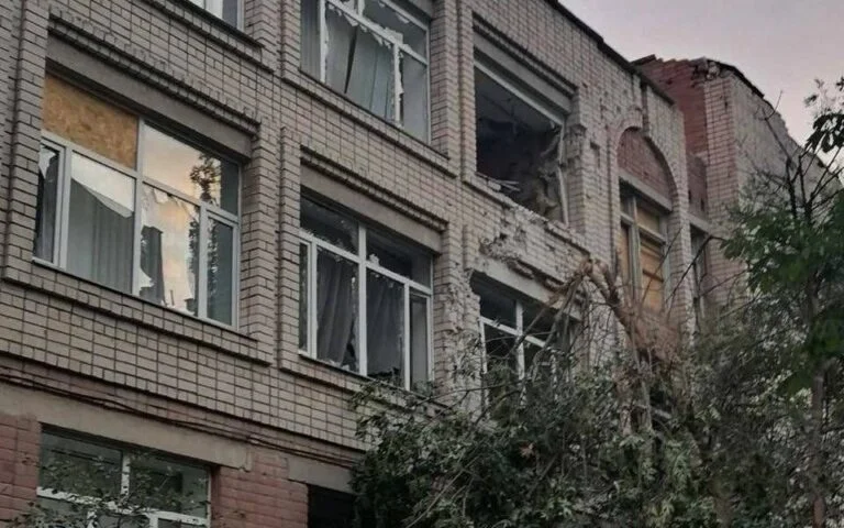 У Херсоні внаслідок обстрілу пошкоджено навчальний заклад (фото)