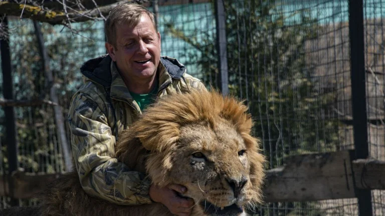 У Криму лев напав на викрадача тварин із Херсонщини Олега Зубкова – той у важкому стані