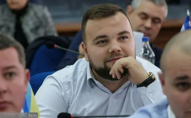 Депутат Херсонської міськради влаштовується до чернівецького КП