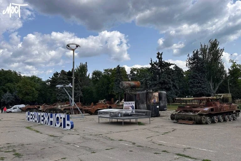 В Одесі експонують розбиту ворожу техніку з Херсонського напрямку (ФОТО)