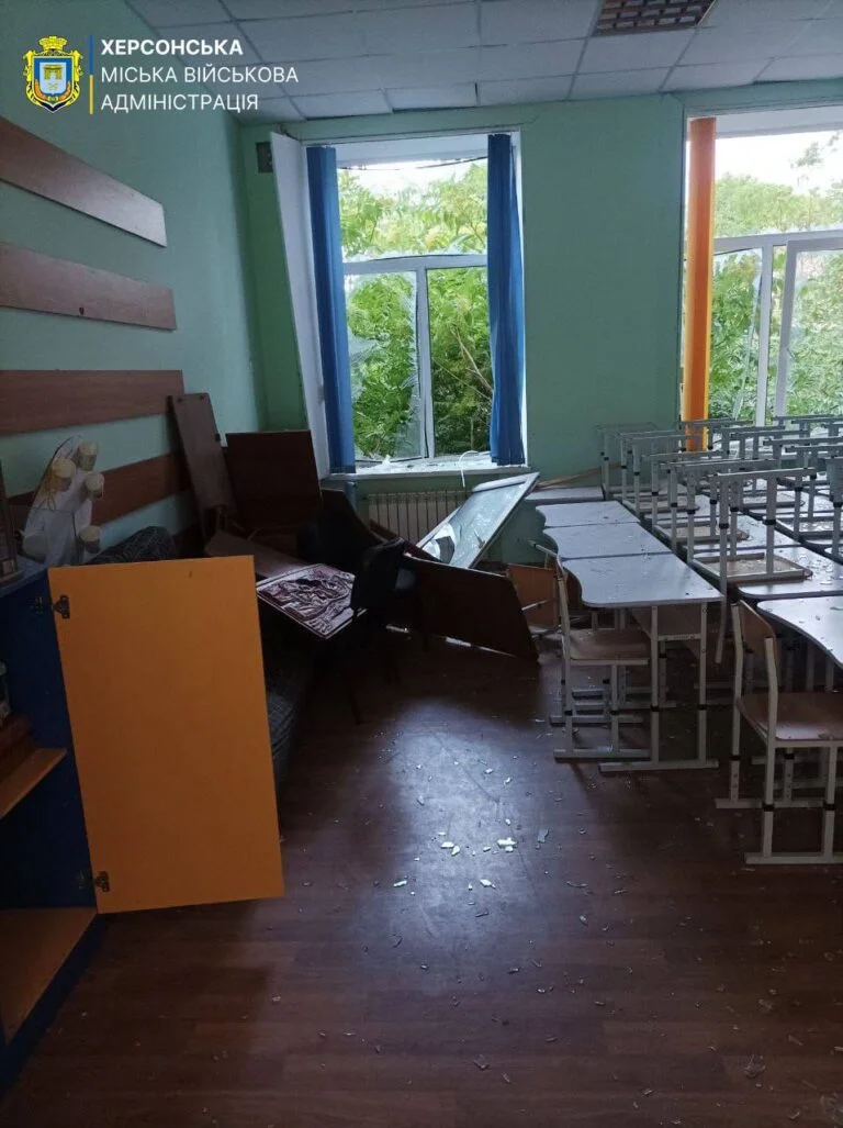 Через ранковий обстріл РФ у Херсоні пошкоджені навчальний та медичний заклади