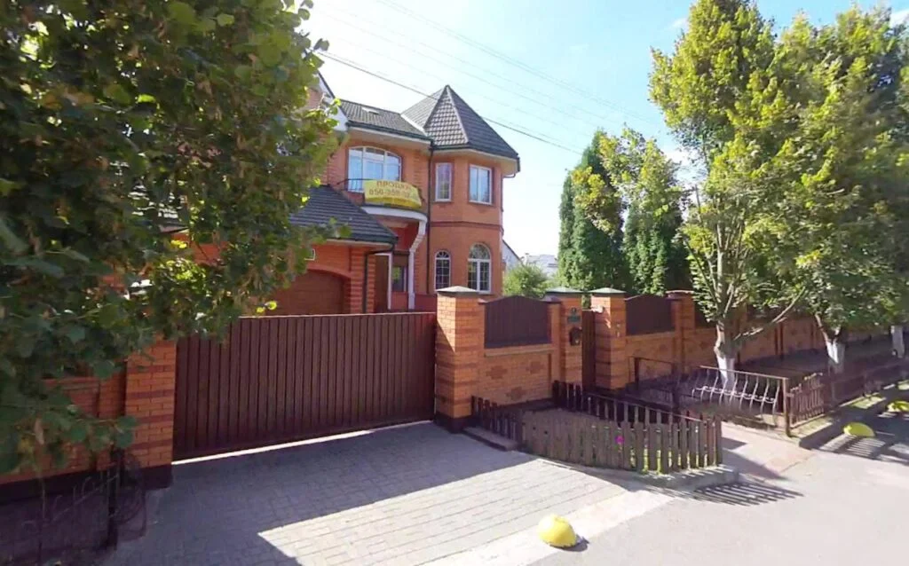 Херсонці купили родині Романа Мрочка палац під Києвом_13