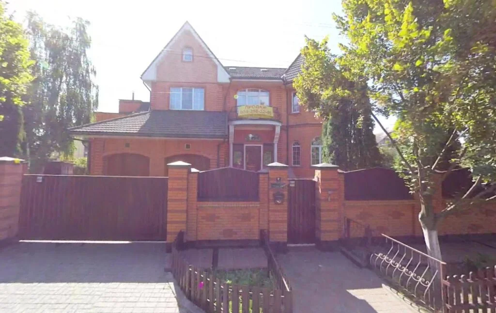 Херсонці купили родині Романа Мрочка палац під Києвом_5