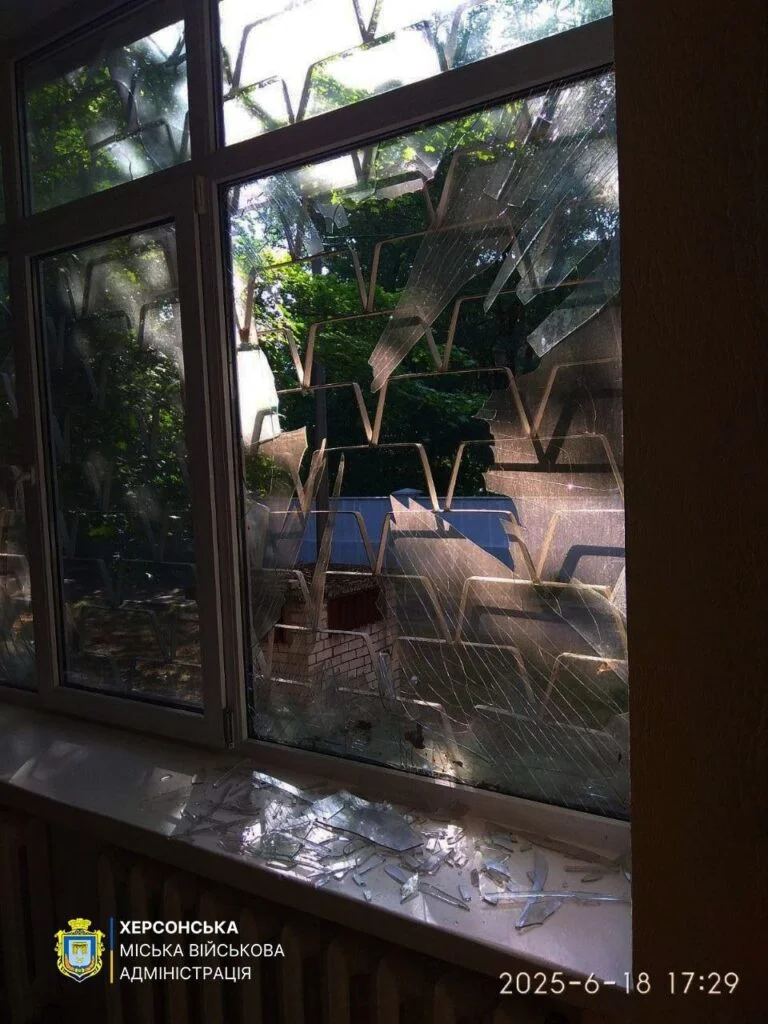 Через дронові атаки у Херсоні знову пошкоджено освітні заклади