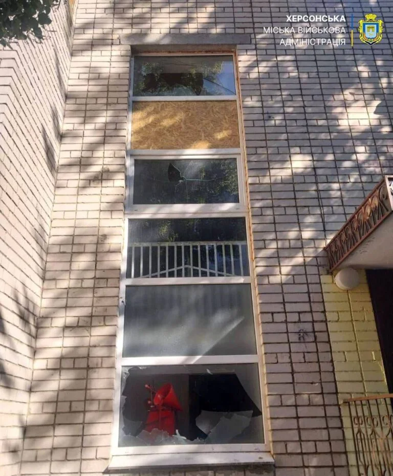 Окупанти знову обстріляли дитсадок у Херсоні: є пошкодження (фото)