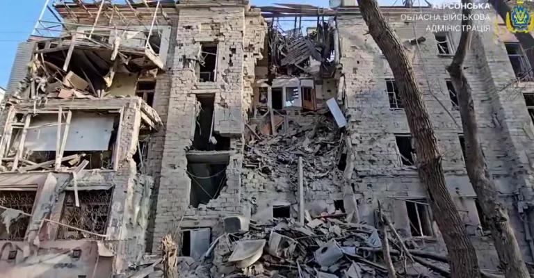Під ранковим авіаударом РФ опинилась будівля Херсонської ОВА (ВІДЕО)