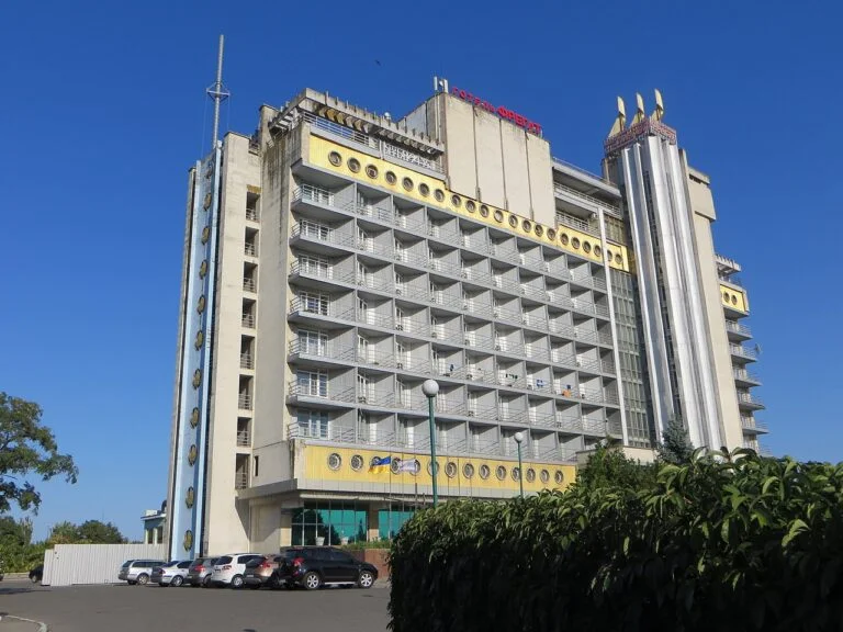 У Херсоні російська артилерія вдарила по готелю “Фрегат” (ВІДЕО)