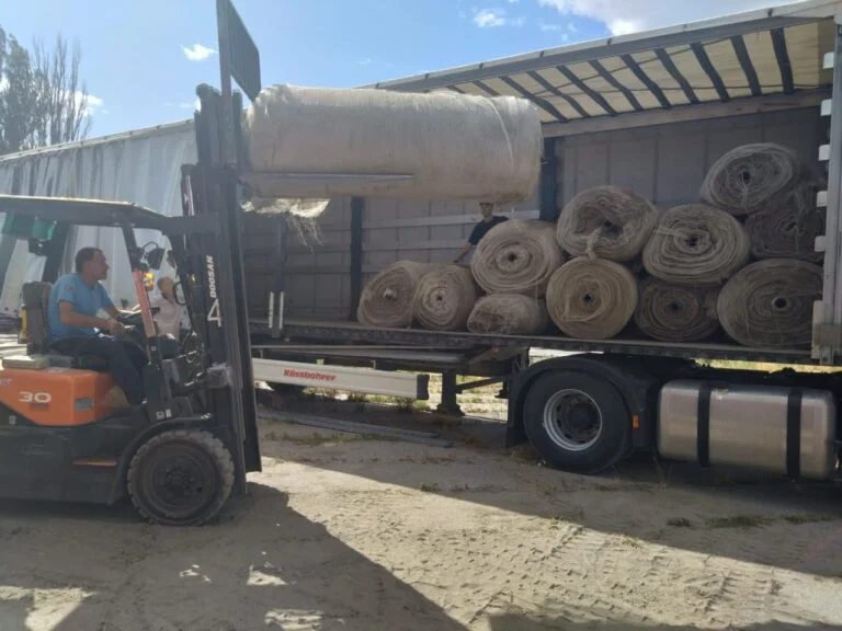 Раніше використовували для тюльпанів. На Херсонщину передали протидронові сітки