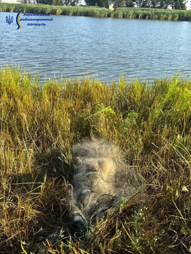 На Херсонщині виявили заборонені сітки з рибою на понад 60 тисяч гривень