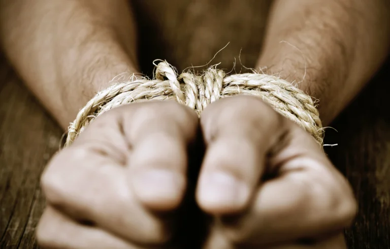 “Повна зачистка Каховки від проукраїнських людей”. Поліцай Четвергов викрадає і катує місцевих