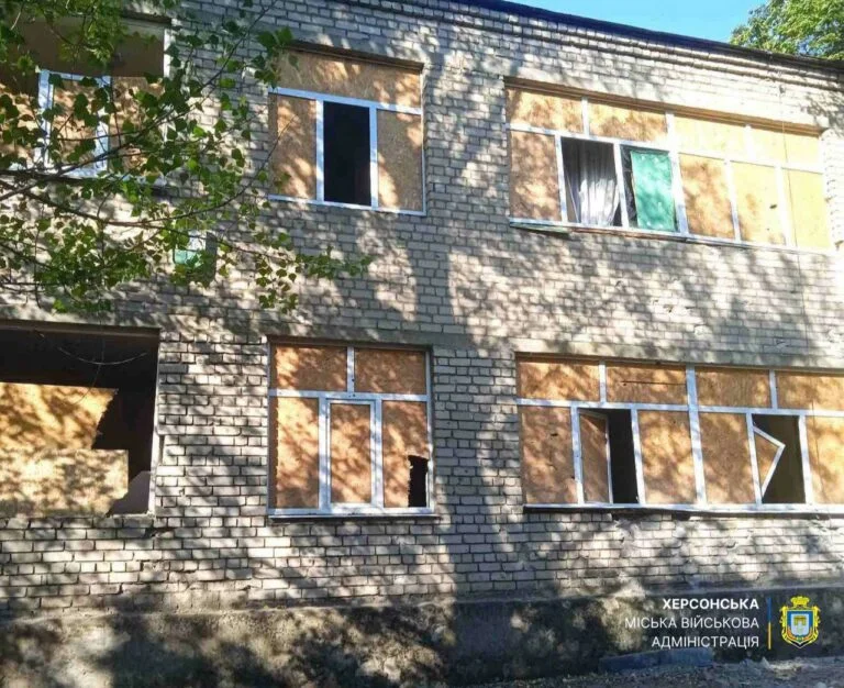 Росіяни вчергове обстріляли заклад освіти у Херсоні (фото)