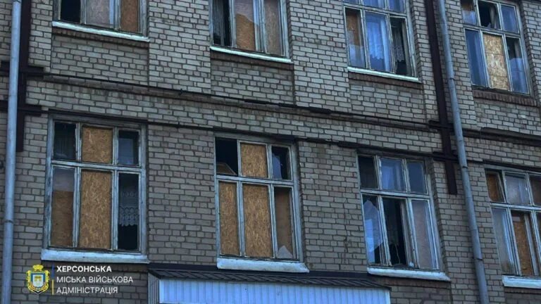 Росіяни пошкодили ще два навчальні заклади у Херсоні (фото)