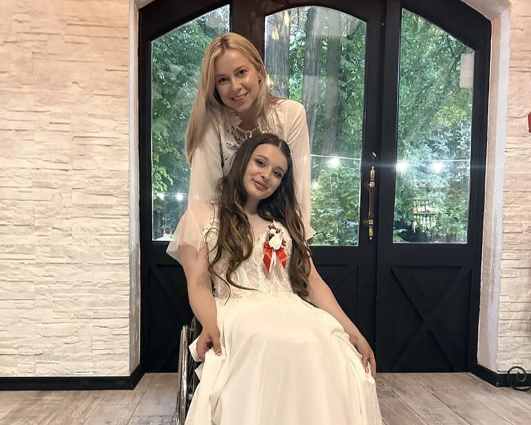 «Її готували до психлікарні»: як дівчина з Олешок знайшла родину, стала мамою і мріє допомагати іншим