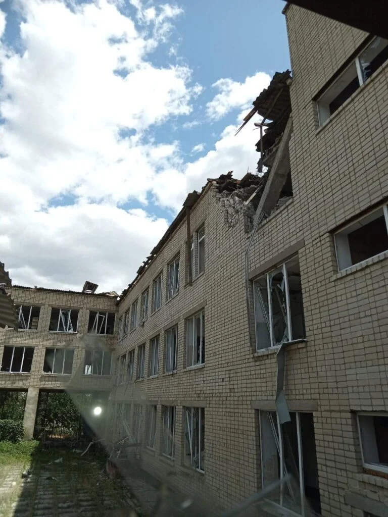 Через російський обстріл у Бериславі пошкоджений освітній заклад