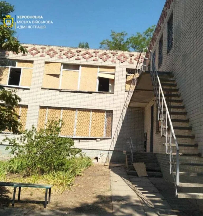 Російські снаряди пошкодили ще одну школу в Херсоні
