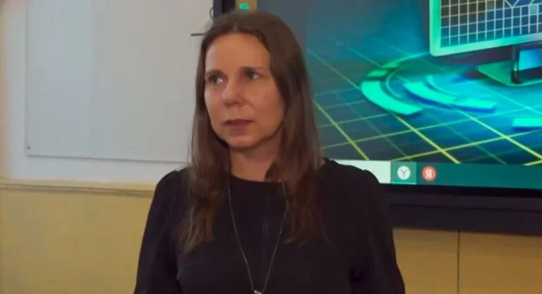 У “заслуженої вчительки” з Херсона суд конфіскував авто і паркомісце