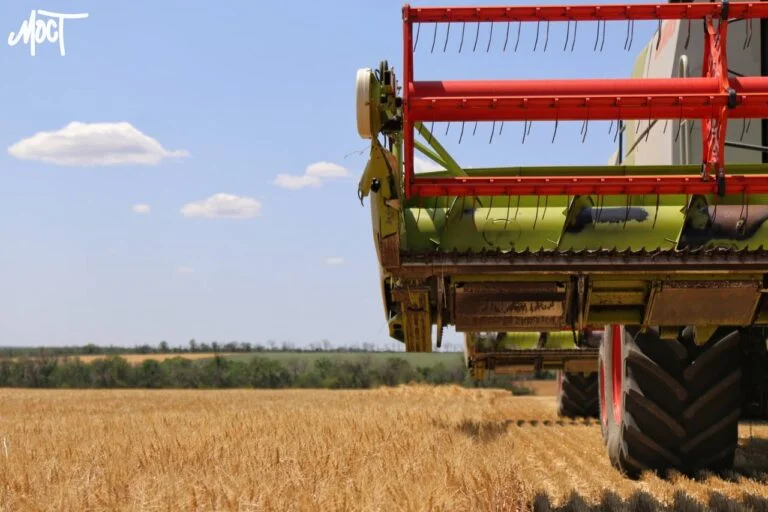 Російський дрон скинув вибухівку на комбайн у полі на Херсонщині