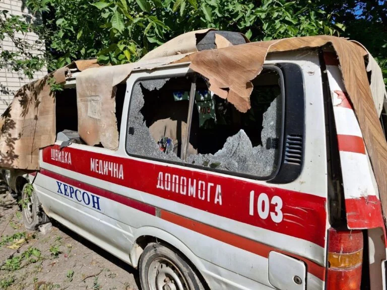 Окупанти атакували безпілотниками медзаклад у Херсоні: пошкоджено медичні авто (фото)