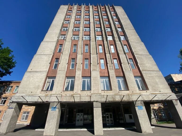 Релокований ХНТУ таки купив фасадну вивіску