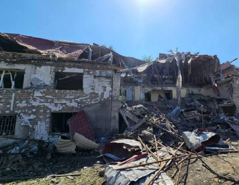 Херсонська МВА показала наслідки вчорашнього авіаудару по Херсону (ФОТО)