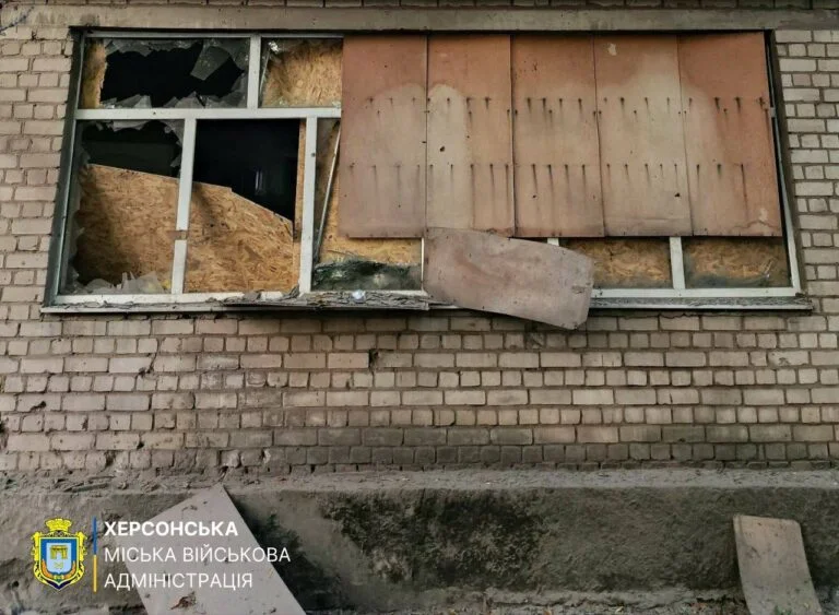 Російські війська вночі вчергове пошкодили навчальний заклад у Херсоні (фото)