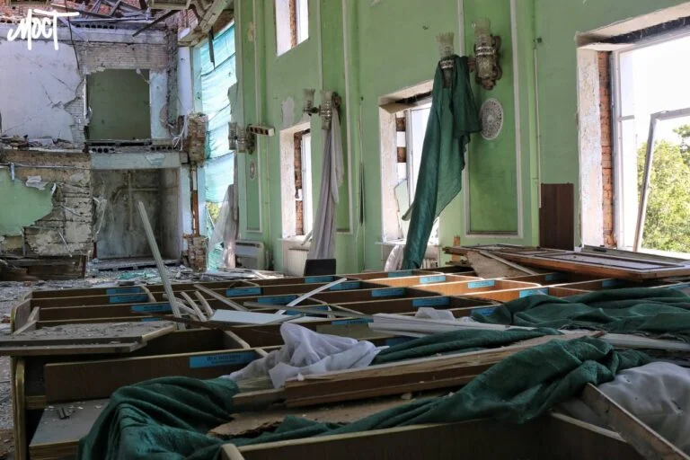 Всередині знищеної будівлі Херсонської ОДА (ВІДЕО)