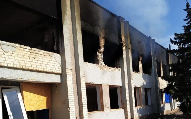 Російськими обстрілами пошкоджено навчальний заклад у Качкарівці та адміністративну будівлю в Дудчанах (фото)