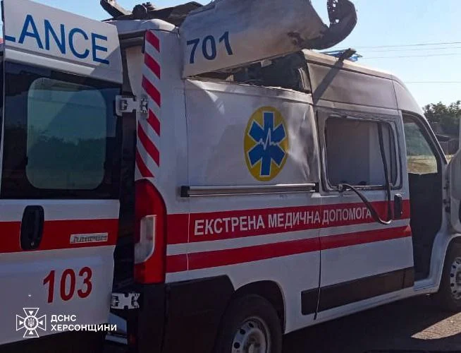 Росіяни вдарили по «швидкій» у Херсонській області після атаки на цивільну автівку