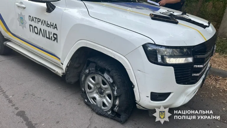 Авто патрульних наїхало на міну під час евакуації в Антонівці (ФОТО)