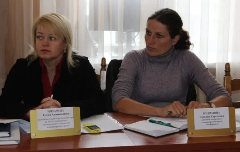 Олена Ноздріна ліворуч