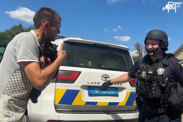 Поліцейські евакуювали з Новорайської громади 11 людей, серед них 4-річна дитина
