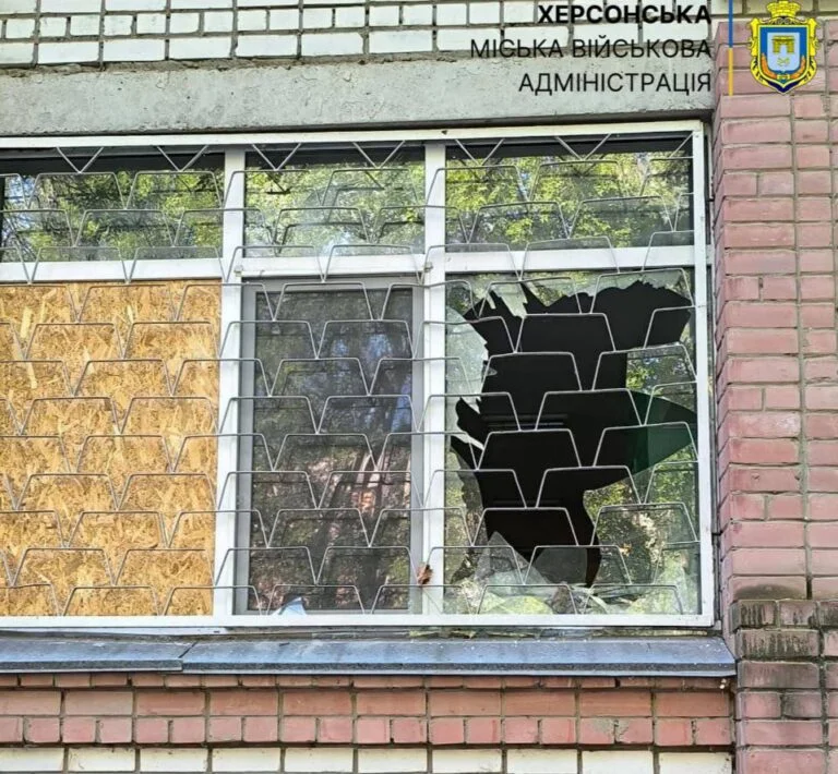 Унаслідок нічого російського обстрілу Херсона пошкоджений заклад освіти