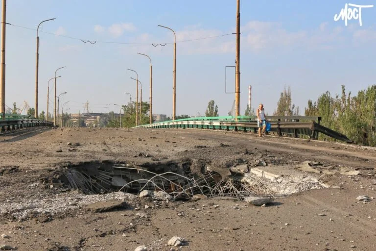 Обстріли Херсонщини за минулу добу: 1 загиблий, 7 поранених, зруйновані будинки та інфраструктура Наслідки авіаудару по Острівському мосту у Херсоні