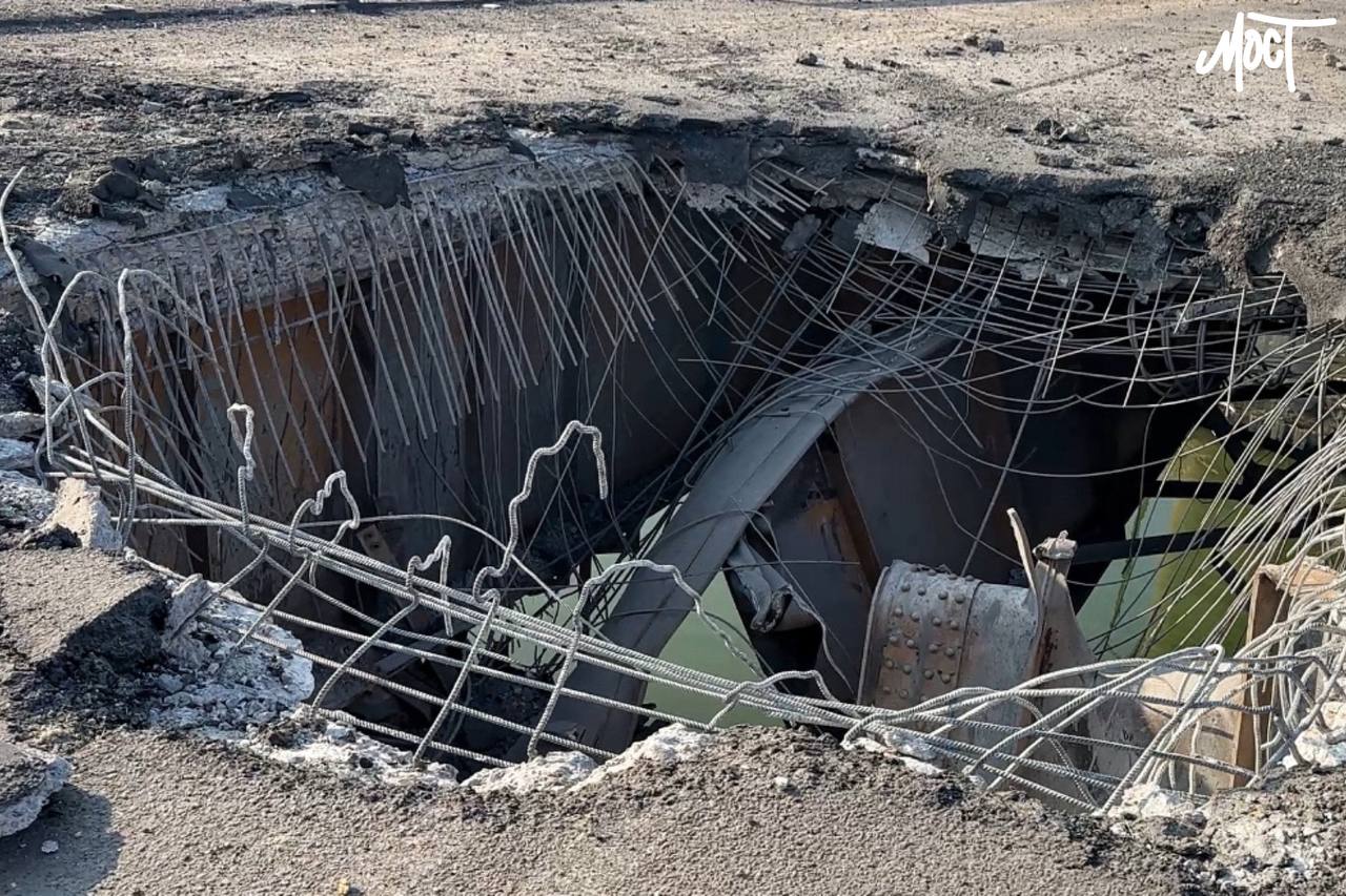 Наслідки авіаудару по Острівському мосту у Херсоні