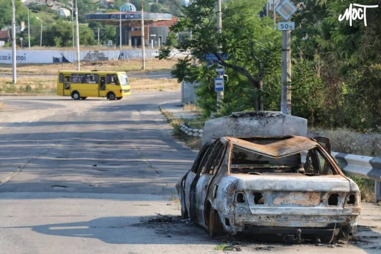 Наслідки авіаудару по Острівському мосту у Херсоні