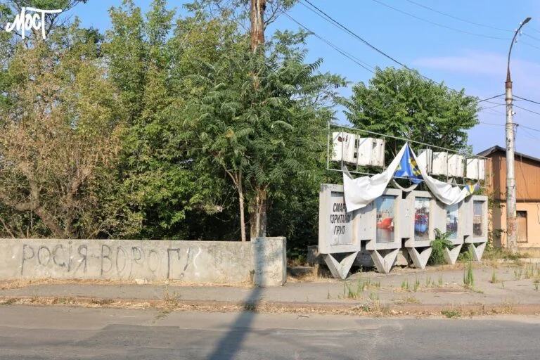 Наслідки авіаудару по Острівському мосту у Херсоні