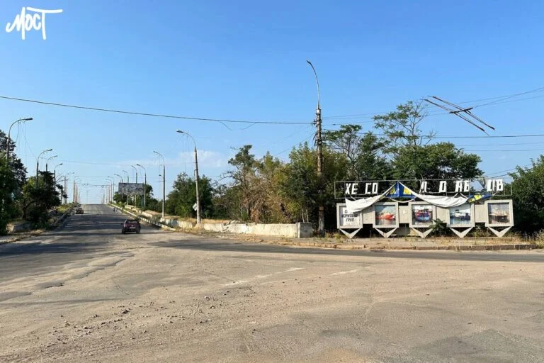 Мікрорайон Корабел у Херсоні залишився без світла Наслідки авіаудару по Острівському мосту у Херсоні