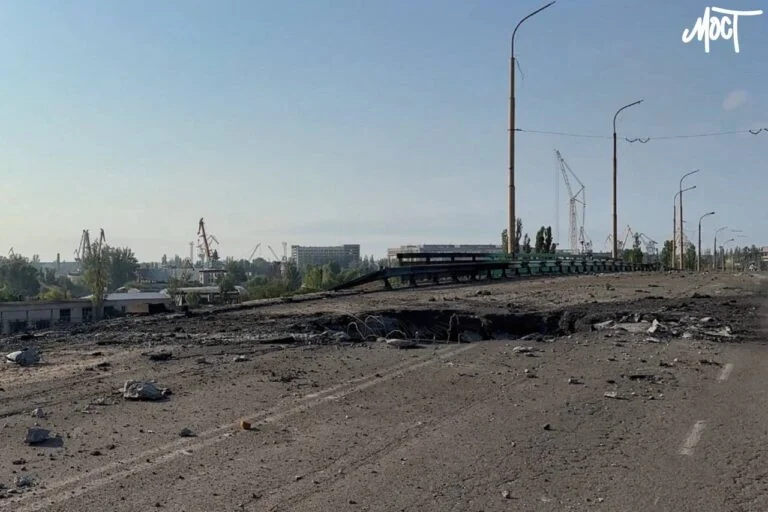 Наслідки авіаудару по Острівському мосту у Херсоні