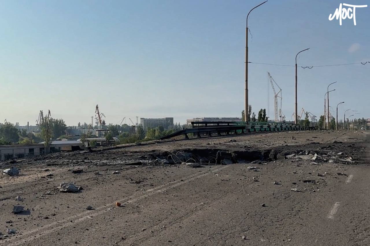 Наслідки авіаудару по Острівському мосту у Херсоні