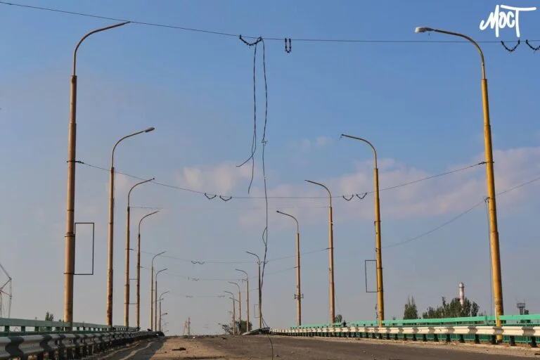 Наслідки авіаудару по Острівському мосту у Херсоні