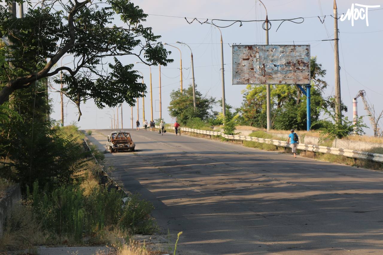 Наслідки авіаудару по Острівському мосту у Херсоні