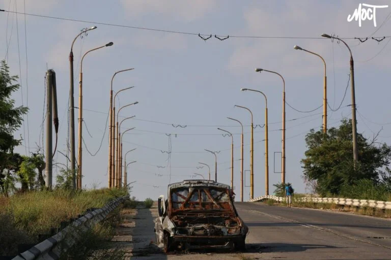 Наслідки авіаудару по Острівському мосту у Херсоні