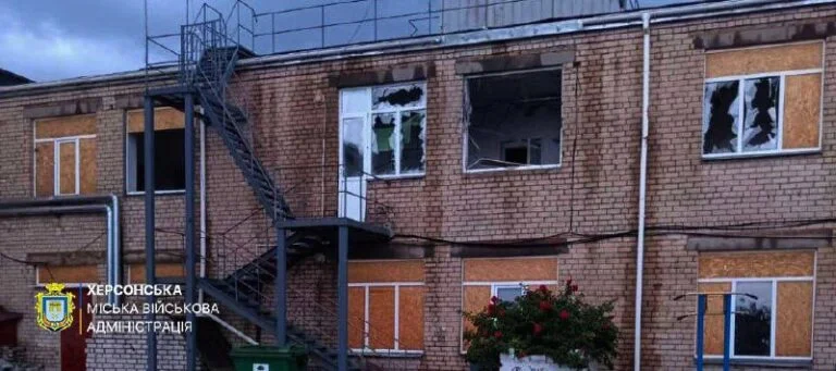 Внаслідок атаки росіян на Херсонщині пошкоджено заклад освіти й адмінбудівлю (фото)
