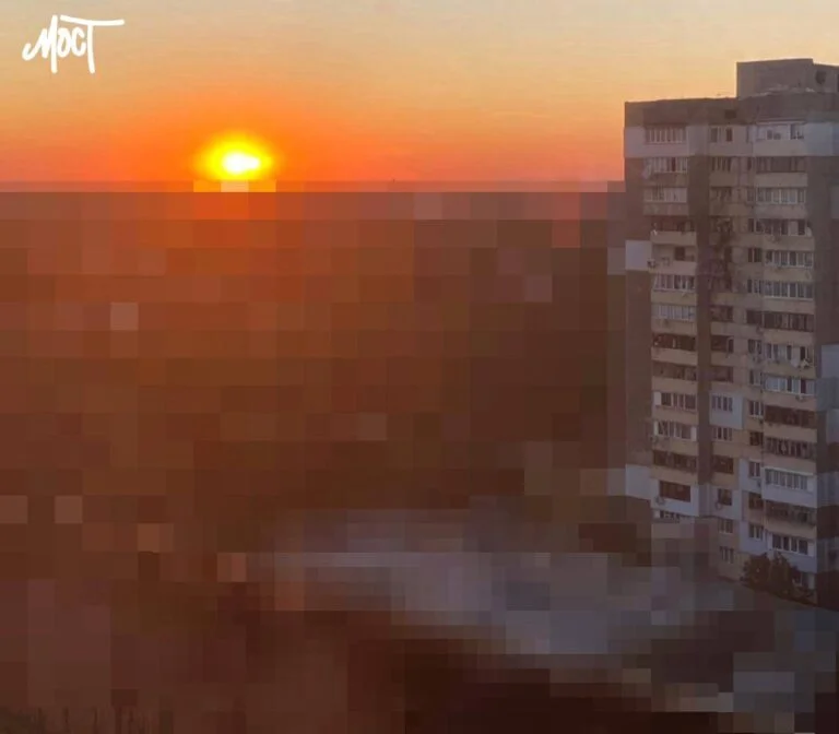 Росіяни вдарили з безпілотника по багатоповерхівці у Херсоні (ОНОВЛЕНО)