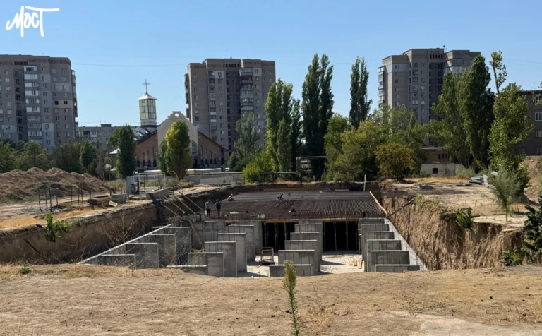 У міськраді пояснили, чому у Херсоні досі тривають роботи у “підземних школах”